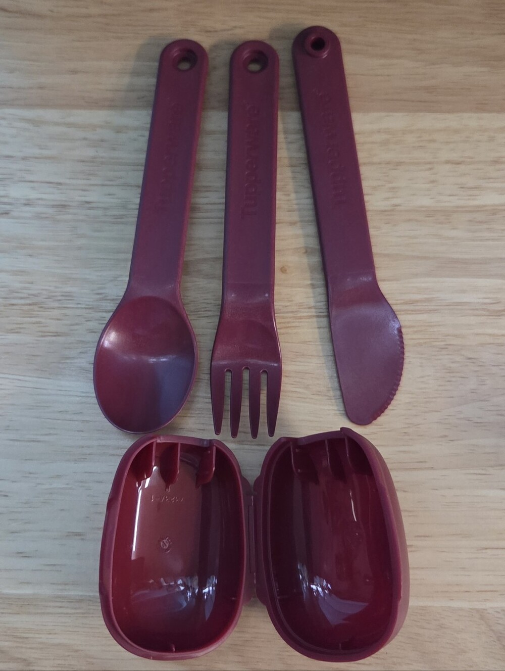 TUPPERWARE CUTLERY SET IN CASE